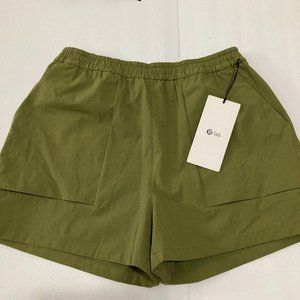 Lululemon 98usd size 8 Lab Relaxed-Fit SuperHR Short 3" color bronze green